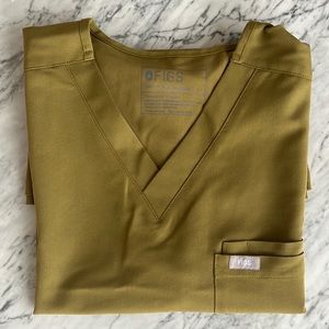 FIGS LEON MARTINI OLIVE IN SIZE LARGE